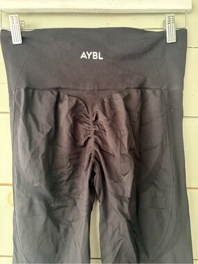 AYBL Black Seamless Scrunch Leggings – Size Medium